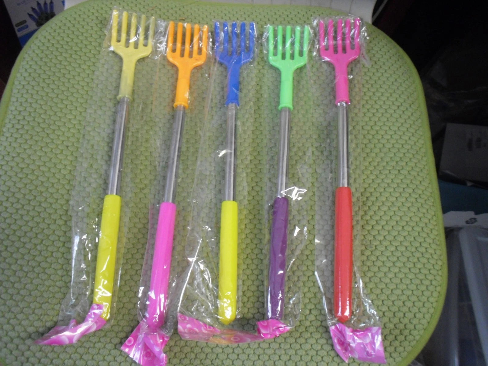 New ! Plastic Non-slip Handle Beige Manual Back Scratcher Massager 20" USA